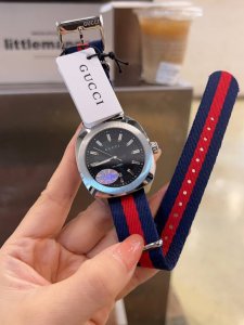 原单尾单 古驰Gucci Dive系列经典双拼红绿条纹尼龙布带款 非常时髦百搭的款式哦 精钢材质表头很有分量 男女均可佩戴直径：38Mm