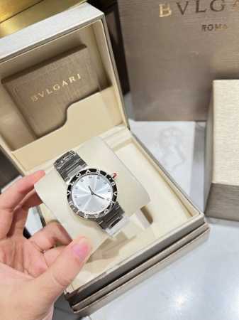 酷飒风来袭 帅就完事了 Bvlgari 宝格丽石英腕表新款来袭， Bv 宝格丽女士石英腕表，此款腕表使用 Logo 标志作为设计元素，316L表壳圈面独特的双环 - 点击图像关闭