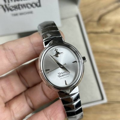 Vivianne Westwood 微微安西太后 新款手镯女款手表，椭圆表盘搭配放射纹字面饰以立体简约刻度，12点位立体标志，不锈钢材质，50米生活防水，外径2