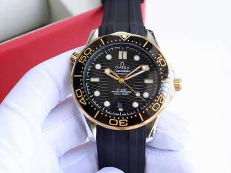 欧米茄-Omega 海马系列300米潜水腕表 表壳采用316L精钢表壳，搭载同级唯一陶瓷原装单向旋转计时圈口。表壳侧面泄压阀跟原装一致。表径40Mm 圈口采用进 - 点击图像关闭