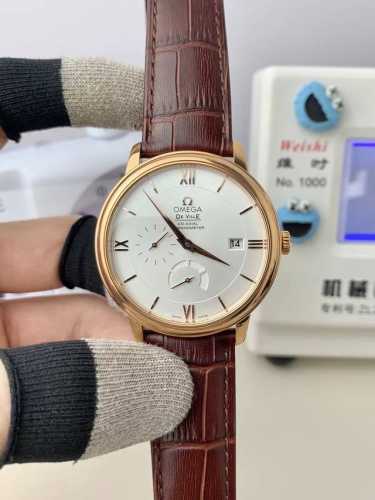 Tw欧米家蝶飞系列多功能腕表，带来重大技术突破 不仅完美实现原装所有功能，就连大小厚度也与原装无异 市场独家厚度与专柜一致 。 表壳 腕表尺寸39.5X12.5