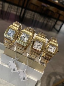 白钢 金光 卡地亚复古山度士螺丝卡系列新品 中古风格 独树一帜！精细拉丝配以立体的金色光亮工字珠粒 让人不觉眼前一亮 。进口石英机芯 卡家折叠表扣 ，精致小巧越