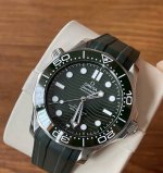 欧米加210.32.42.20.10 1 男款42表径新款绿盘海马 300潜水表。非常热门款，背透8800机芯，最火绿盘！#欧米茄海马 #潜水腕表 #欧米茄男表