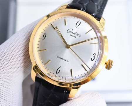 白 -金 。 Tw Factory 匠心独具.格拉苏蒂60年代复古男士腕表 简单大气三针经典款式永远不会过时 表镜 ：由整块蓝宝石玻璃打磨而成的弧形锅盖镜面。 - 点击图像关闭