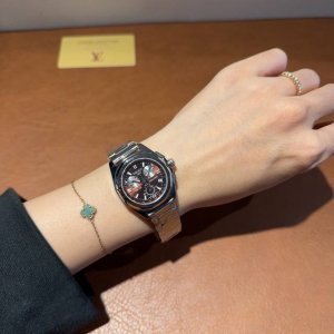 Tissot 天梭原装热销榜 No.1排名经典中的百搭的百搭的百搭，必须拥有，机芯：日本石英Fs00镜面：蓝宝石防刮玻璃，尺寸：35Mm厚度：14Mm，质量真好