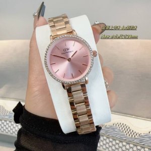 2024年春季dw 新品低调奢华女款经典表，镶钻表壳 石英机芯，合金材质与白金电镀，整体质感和气质都变了，精致感upup搭配小巧壳形，上手效果完美！尺寸28Mm