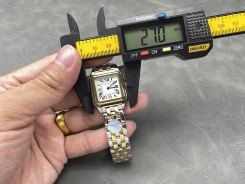 最新升级版本 中号27X37Mm PanthèRe De 猎豹腕表使用方形双层表壳看起来更加立体大方，更加突显出腕表的优雅与经典。白色表盘上，式时标设计更为腕表
