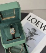 自己舍不得买 但老公送会很开心的礼物 被小绿表硬控的一天 实物质感贼好。上身气质不就马上来了 哈哈哈 他有两个表带。 目前还是喜欢黑色的表带。经典百搭 #Ins