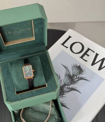 自己舍不得买 但老公送会很开心的礼物 被小绿表硬控的一天 实物质感贼好。上身气质不就马上来了 哈哈哈 他有两个表带。 目前还是喜欢黑色的表带。经典百搭 #Ins