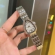 宝格丽腕表以匠心创意玩转时间千变万化 诠释非凡时尚魅力 各色表面 可当饰品佩戴 腕表如同不断变化色彩的灵蛇 这款时尚前卫 令人爱不释手的蛇形腕表 采用双环绕式展