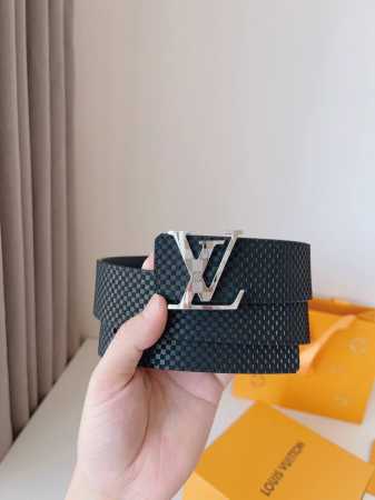 特 Lv 这款经典而又魅力恒久的腰带外型宽大，精品五金扣通过精工Cnc工艺更加精致完美；新款带扣和牛仔装相得益彰，彰显一派休闲气息。易搭配各类服饰；经典不过时。 - 点击图像关闭