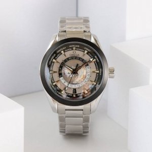 白 钢100金50 Mma欧米茄海马世界时220.92.43.22.99 1 1:表壳：正品模版开模与正品一致43表径 不含按滴 “最”还原正品表壳的细腻光泽和