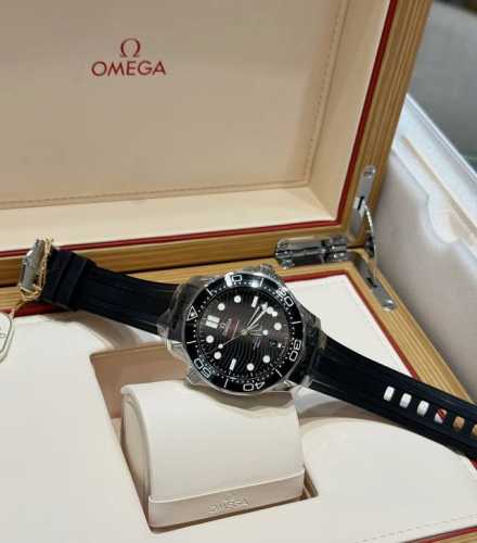 欧米茄黑色陶瓷表圈搭配波浪纹表盘，质感拉满。搭载8800至臻天文台机芯，精准抗磁，走时稳定。300米防水，游泳潜水都没问题。42Mm表径，大小刚刚好。