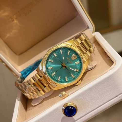 金 Versace Millenyium Lady腕表，表壳上 12 点位置饰有品牌标志性Medusa和Versace Logo，彰显力量与精致感。内表盘、表圈