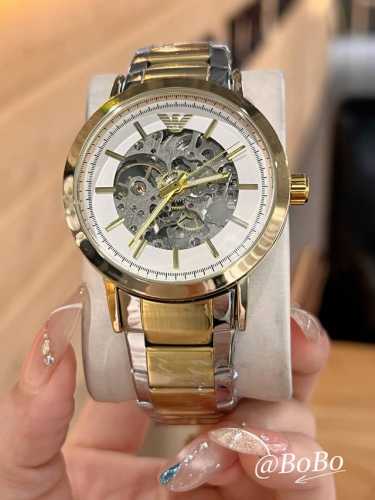 阿玛尼Armani经典复古镂空设计搭载三针尊贵大气～绅士风范，耐磨精钢表带，进口小牛皮表带，全自动机械机芯，尺寸：42Mm×12Mm