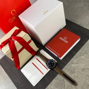 欧米茄全新超霸计时腕表 表盘尺寸44Mm 复刻原装级别全自动9300机芯功能与原装一致，3点位表盘为9点位小时计时盘与60分钟计时盘 1：全新超霸300米字面陶