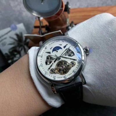 白 金 品牌: 卡地亚 多功能飞轮新品，商务休闲 奢华大气类型：精品男士腕表 新品 表带：真牛皮表带 舒适 316L精钢表带 耐用 机芯:高级机械机芯 稳定 材