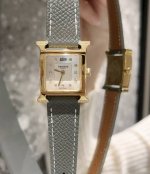 白壳 金壳 四角钻 Hermes 爱马仕 Heure H系列 香港Dfs环球免税店亮丽的颜色表带环绕独特的“H”型表壳，白色天然贝母数字面，纯手工打磨而成，采用