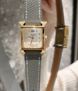 白壳 金壳 四角钻 Hermes 爱马仕 Heure H系列 香港Dfs环球免税店亮丽的颜色表带环绕独特的“H”型表壳，白色天然贝母数字面，纯手工打磨而成，采用