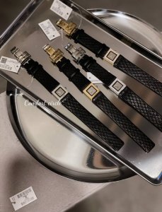 白 金 钻圈+20 Vintagechanel 香奈儿格菱纹小方表超级小香元素的格菱纹表带，表盘内里及表带都是经典格菱纹元素 ，皮质细腻高级 整支表简约温柔高级