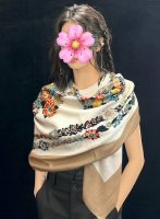 爱马仕 Zg同步 今年的新款，我就不推荐了回头分享一下部分复刻款的老款信息资料供大家参考 Rondsdemarch [月亮]一条来自丝巾羊绒丝方巾也不知道是马元