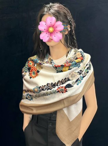 爱马仕 Zg同步 今年的新款，我就不推荐了回头分享一下部分复刻款的老款信息资料供大家参考 Rondsdemarch [月亮]一条来自丝巾羊绒丝方巾也不知道是马元