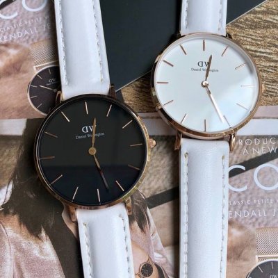 保证 支持验证 Daniel Wellington 丹尼尔.惠灵顿，新款白皮带黑白面有货！超薄6Mm厚度，尺寸32Mm，316钢表壳，简约设计，时尚新宠。配最新