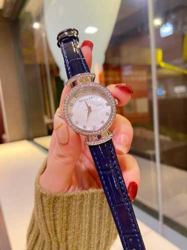 皮带 宝格丽 Bvlgari Lvcea 光环系列腕表、配有蓝晶沙表盘，玑镂工艺打造出太阳放射纹路，在阳光下可以折射出耀眼的光泽。表冠的材质采用了红宝石和钻石的