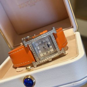 当几何棱角邂逅璀璨钻石 时间，便成了最优雅的艺术品 爱马仕方钻手表 以建筑般的利落线条，重塑腕间美学 方形表壳勾勒现代风范 满镶钻石演绎光影魔法 每一颗精心甄选