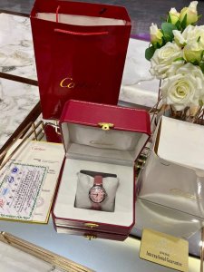 你们超长的品牌历史上制作出众多经典，比如腕表中的桑托斯Santos、坦克Tank这样的传奇系列。近几年卡地亚腕表最受欢迎的款式无疑.超薄腕表以超薄的身躯表盘33