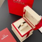 欧米茄蝶飞 Blingbling的腕间钻石糖万花筒手表直径18.5毫米㎜，少见的Mini尺寸，精致且有存在感立体的条钉刻度，独特之处在于表镜内侧采用钻石切割工艺