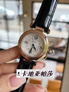 白 玫金 .钻圈20 Pashadecartier卡地亚帕莎系列腕表，方中有圆，35毫米表款，进口瑞士石英机芯，316L精钢表壳，意大利小牛皮表带，淬火钢蓝夜光
