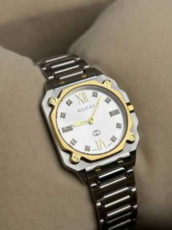 Gucci 古驰 G-Flat系列女士腕表 款号：Ya166501 表径24Mm，粉色盘、白色间金盘两色可选 官方在售价格P：22100人民币 精钢表带表壳，其 - 点击图像关闭