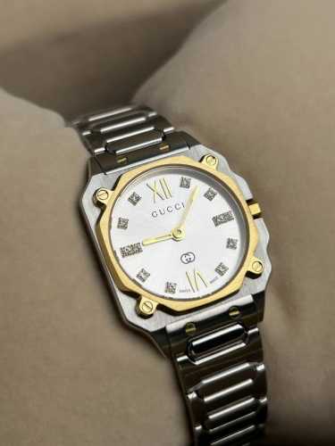 Gucci 古驰 G-Flat系列女士腕表 款号：Ya166501 表径24Mm，粉色盘、白色间金盘两色可选 官方在售价格P：22100人民币 精钢表带表壳，其