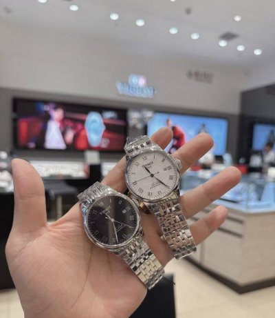 天梭为庆祝其品牌诞生150周年，推出了最具天梭风格的腕表- 力洛克自动系列。它的命名源自天梭的诞生地-瑞士小镇力洛克，是天梭使用其诞生地作为系列名的腕表，也是献