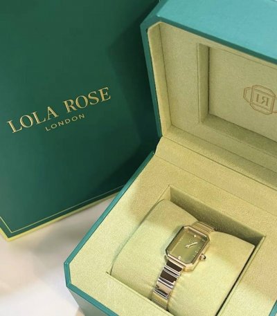 罗拉绿色系的手表总能吸引我的注意～ 实物看起来好清透 满满清冷感 而且手表上镶嵌的钻Bulingbuling闪闪的 表带是有金色点缀 戴上温柔又显白 秋冬搭配毛