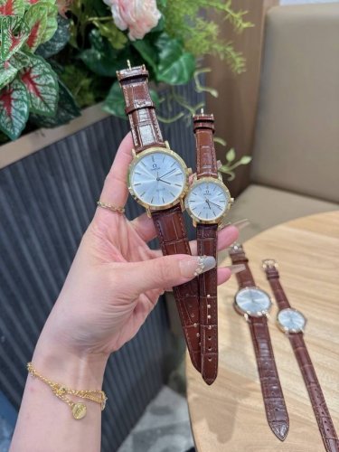 白 金300欧米茄 情侣对表 原装进口石英机芯 矿物质玻璃镜面 316L精钢表壳 直径男40Mm女30Mm 厚8Mm如果今天的阳光停止了它耀眼的光芒。那么你的一