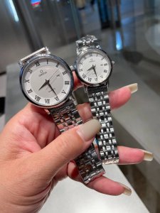 白 -金 钢带+20。 欧米茄 情侣对表 原装进口石英机芯 矿物质玻璃镜面 316L精钢表壳 直径男40Mm女30Mm 厚8Mm如果今天的阳光停止了它耀眼的光芒