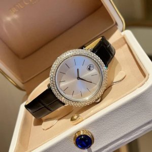 同价 Swarovski 施华洛世奇 夏日气质配饰，这款手表结合了简约的设计和亮眼的钻圈搭配，令整个时尚的搭配加分，活力四射，新版的天鹅Logo更是吸睛，增添一