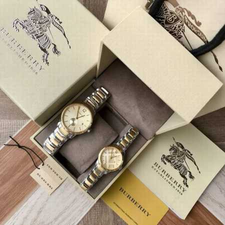 个。源自英国经典奢侈品牌，Burberry巴宝莉石英对表，Bu10011Bu10118，经典复古立体暗花表盘，男款两针半，女款三针超薄设计，手感浑圆，双按蝴蝶扣 - 点击图像关闭