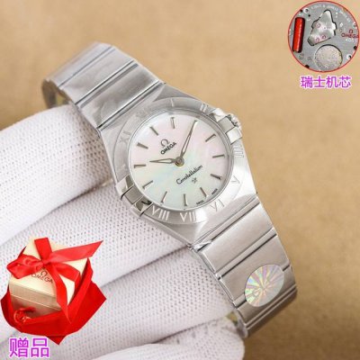 白 金 F出品，星座系列 28Mm瑞士石英腕表 1.半月形切面，经过调整的抓爪细节更为纤细，表壳和抓爪经过抛光打磨和倒角处理后，融合得更加自然，表壳把管采用内六