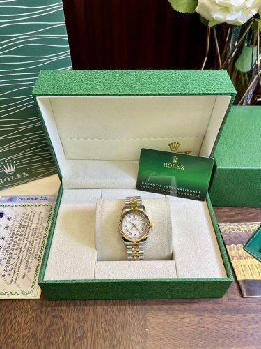 B H 配图片同款全套包装35 劳力士Rolex日志腕表类型：三针日志系列男表表带：顶级进口316精钢保险扣表带机芯：进口石英机芯镜面：顶级进口防伪标水晶镜面尺