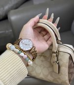 阿玛尼的满天星 很经典的款式 小砖石点缀 闪闪的 小细节做得挺到位 咱就是说，这手表我尊嘟没选错！