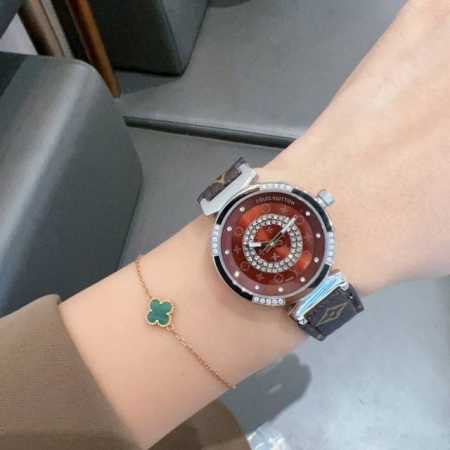 380Lv Lv 路易威登 （ 容易搭，很时尚，很赞呢）尺寸：33Mm ，厚度：11Mm新颖字面，再加上蓝宝镜面＝刮不花，瑞士机芯＝走时准确。很便宜，很好用，很 - 点击图像关闭
