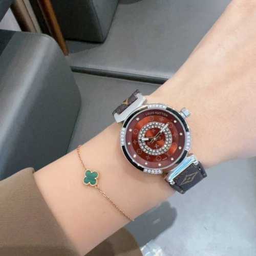 380Lv Lv 路易威登 （ 容易搭，很时尚，很赞呢）尺寸：33Mm ，厚度：11Mm新颖字面，再加上蓝宝镜面＝刮不花，瑞士机芯＝走时准确。很便宜，很好用，很