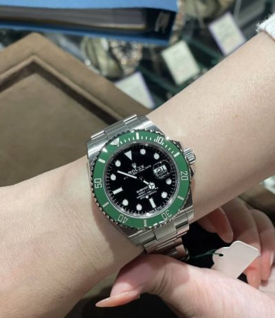劳力士 Submariner 潜航者系列自 1953 年问世以来，一直是潜水腕表领域的标杆。2003 年是该系列问世 50 周年，劳力士为了纪念这一重要时刻，推