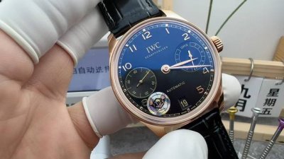 全新万国葡萄牙七日链 1表壳: 全新葡七在42.4毫米表径不变的前提，成功的将厚度从14.1毫米降到了13毫米 2镜面:为了有更薄的体验，Iwc 采用锅盖式蓝宝