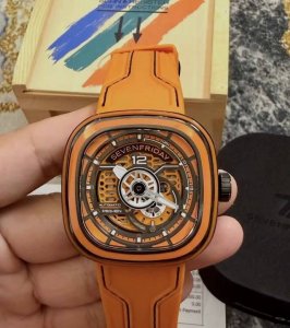 七个星期五橘色的整体颜色比想象中好搭配 刚开始可能觉得表盘戴着有点厚 自动上弦也方便很多走时也挺准 上手挺好看的橘色搭配衣服也比较显的年轻化 硅胶带就是出汗的时