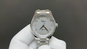 浪琴新款女款名匠再次升级升级亮点1 凹雕阿拉伯数字金属时标，是新版名匠的一大亮点，通过折射不同角度的光线，营造出了深邃的质感，简约而不简单。外侧刻度圈进行了拉丝
