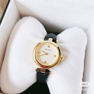 古驰小黑金表 原单品质、值得信赖 爆款古驰Gucci、巴塞尔钟表展新宠，全新设计！字面：天然贝母面，机芯：瑞士石英，表带：进口牛皮 316精钢 ，尺寸：27Mm